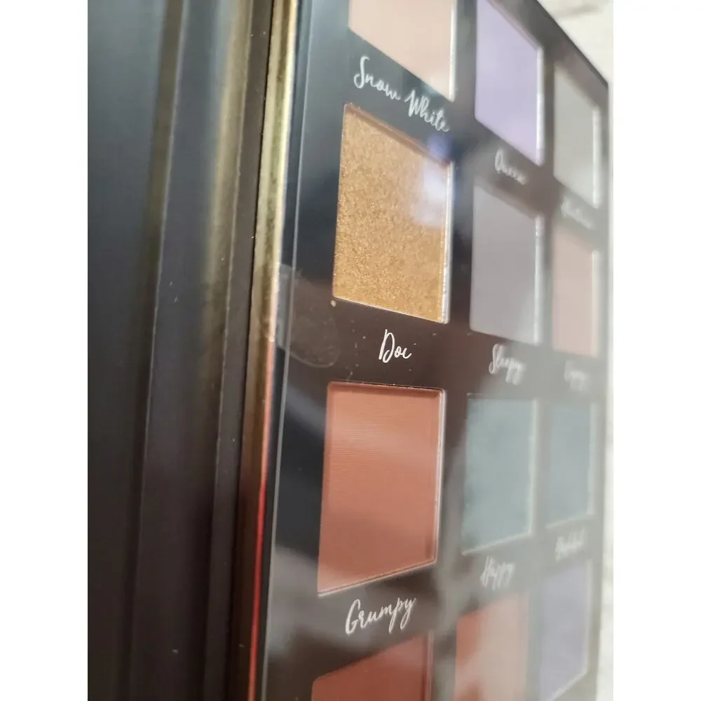 Taste Beauty Disney Snow White 12 Eyeshadow Palette NEW
